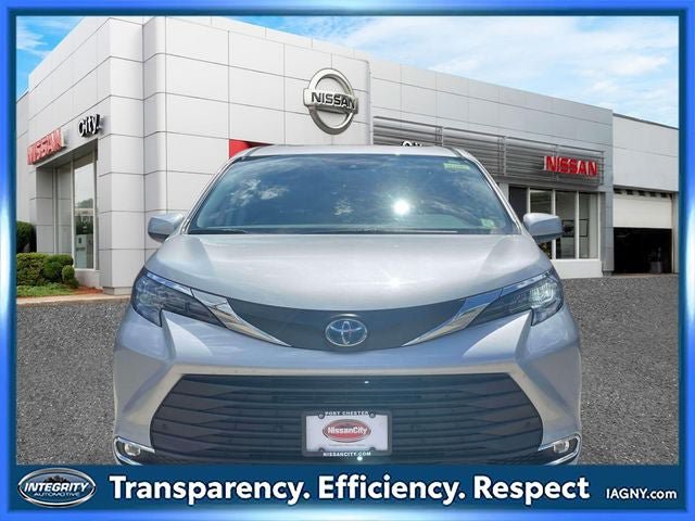 Used 2024 Toyota Sienna XLE FWD image 2