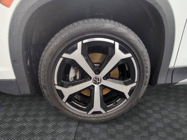 Certified 2025 Volkswagen Tiguan SE w/ Panoramic Sunroof Package image 12
