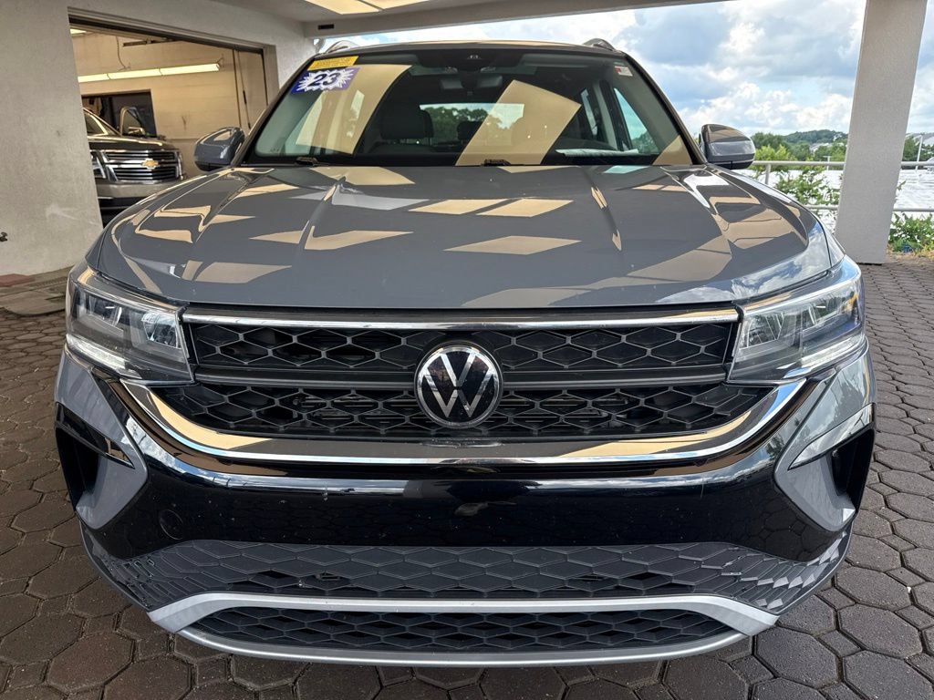 Used 2023 Volkswagen Taos SE AWD/4WD image 2