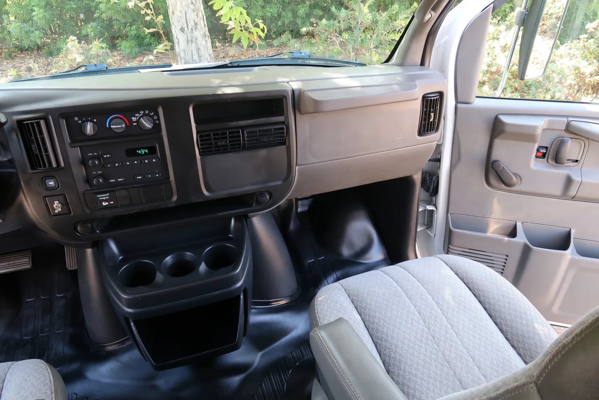Used 2004 Chevrolet Express 3500 w/ Chrome Appearance Package RWD image 33