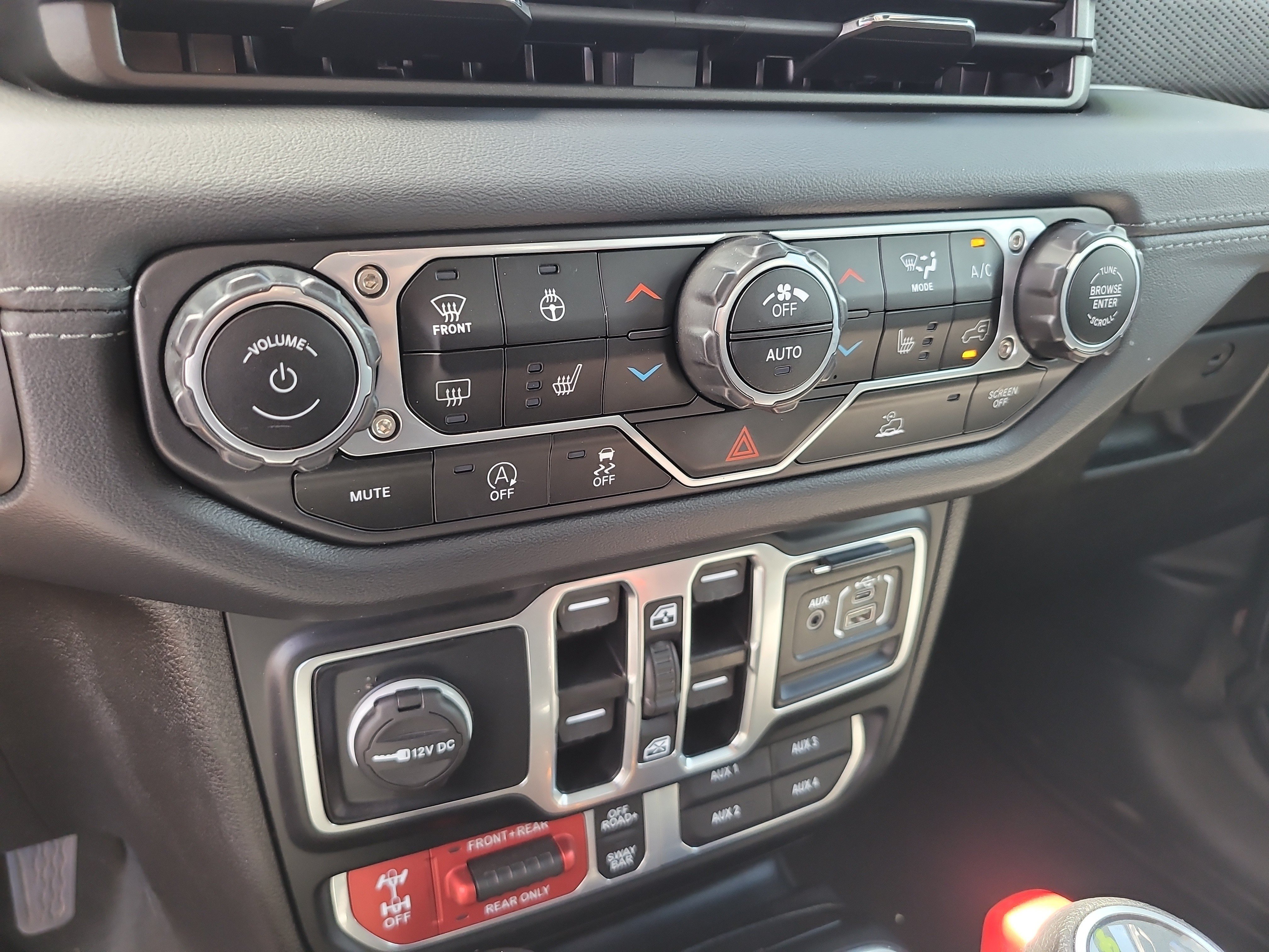Used 2024 Jeep Gladiator Rubicon w/ Technology Group AWD/4WD image 23