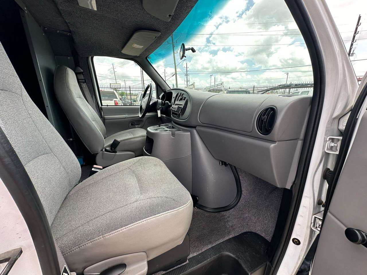 Used 2000 Ford E-350 and Econoline 350 Super Duty RWD image 16