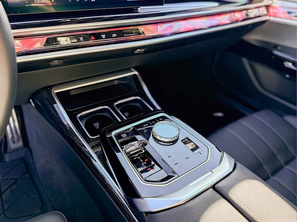 Used 2025 BMW 760i xDrive w/ Executive Package image 28