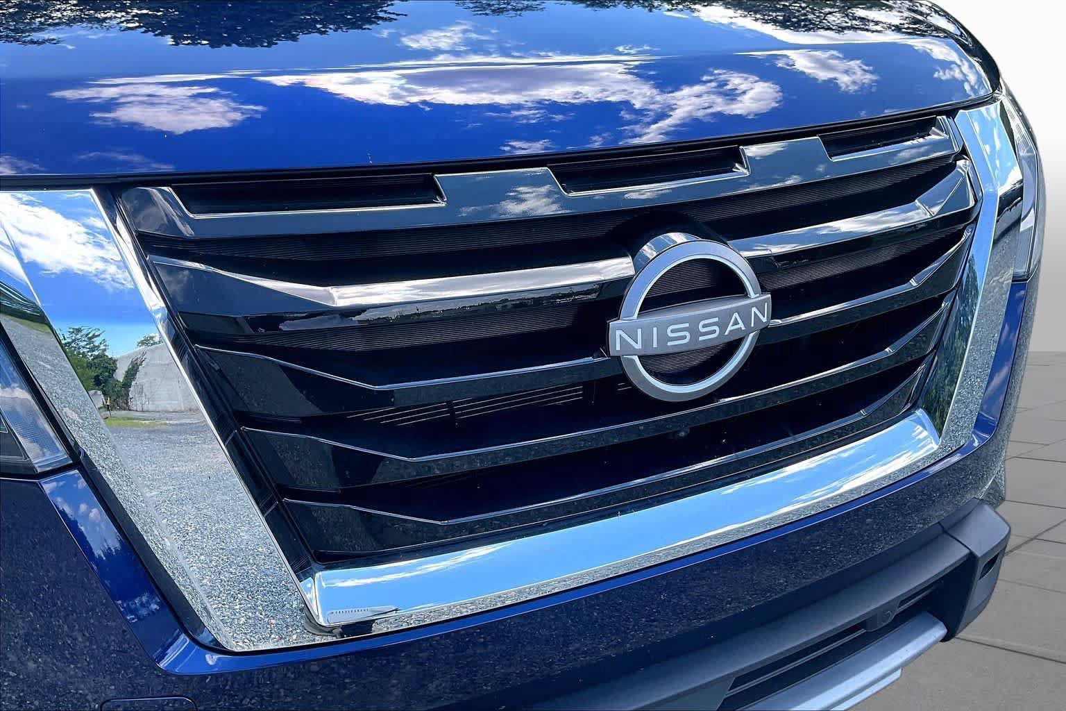 Used 2025 Nissan Pathfinder SL AWD/4WD image 30