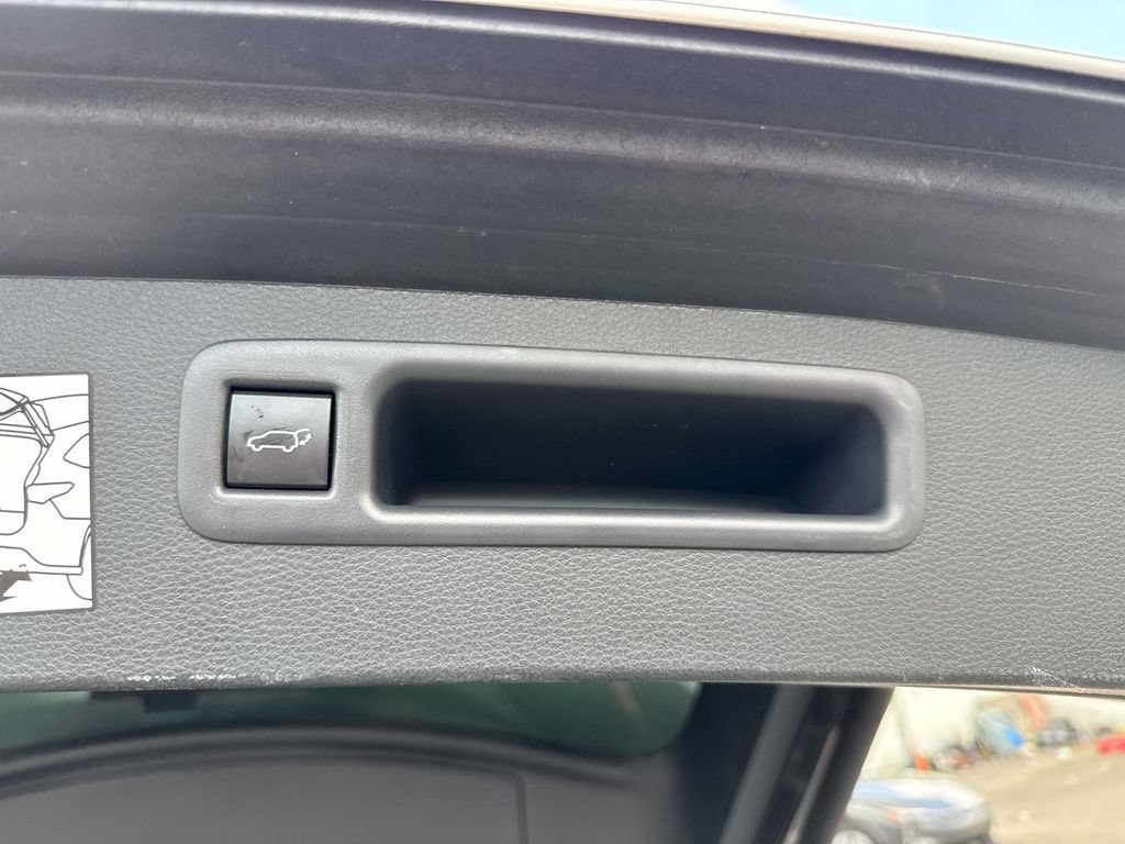 Used 2024 Toyota Highlander XLE FWD image 11