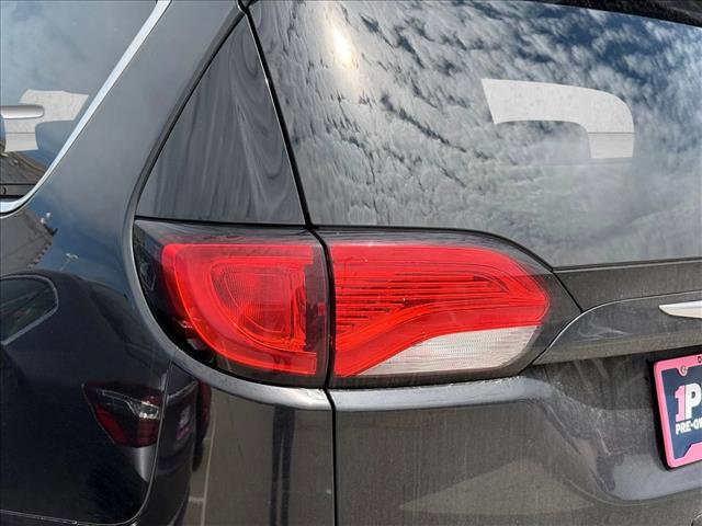 Used 2019 Chrysler Pacifica Touring-L FWD image 12