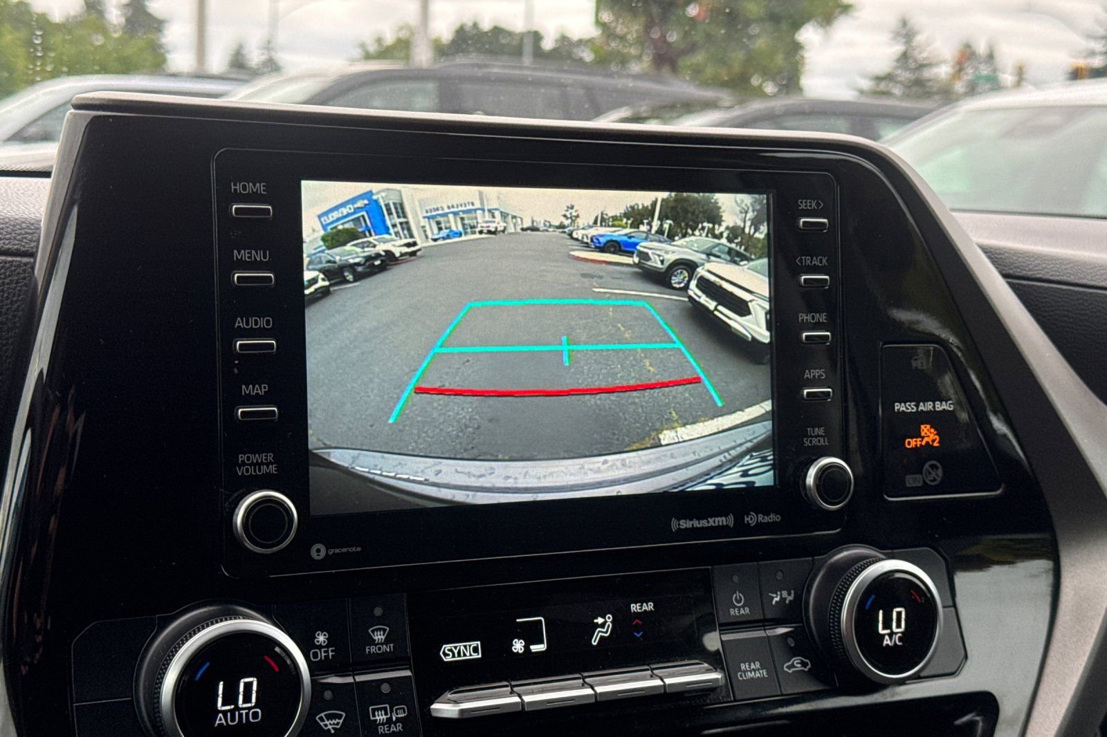 Used 2021 Toyota Highlander LE AWD/4WD image 29