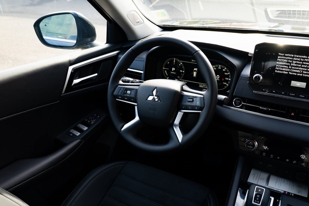 New 2025 Mitsubishi Outlander SE image 9