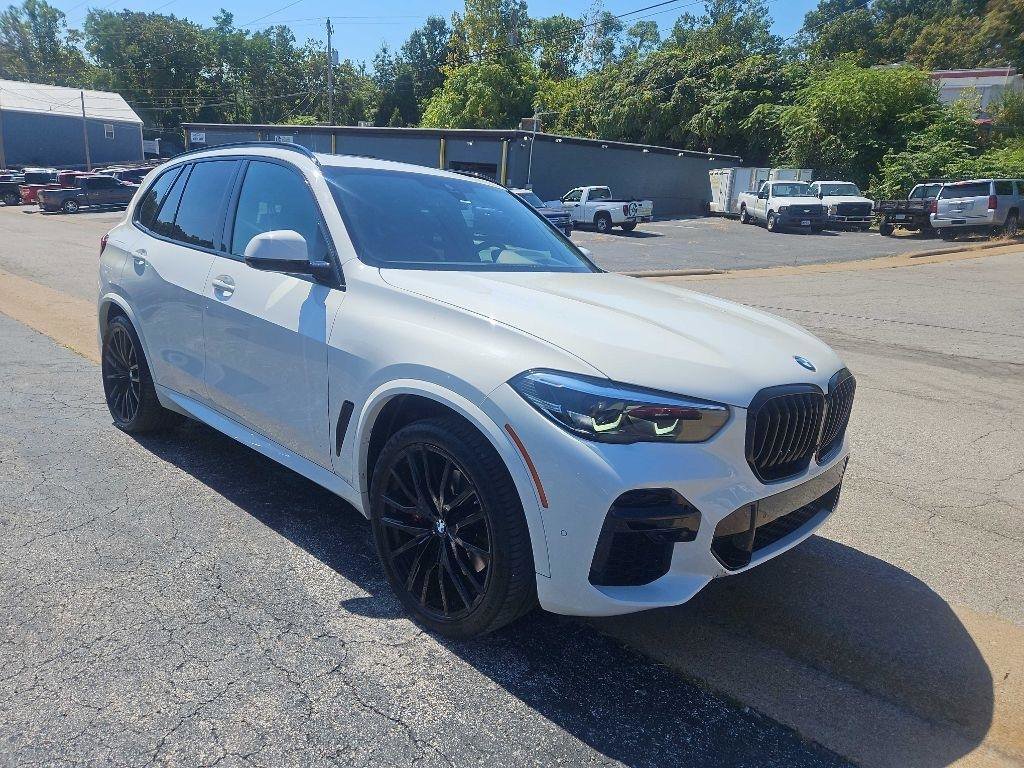 Used 2022 BMW X5 xDrive40i w/ M Sport Package image 3