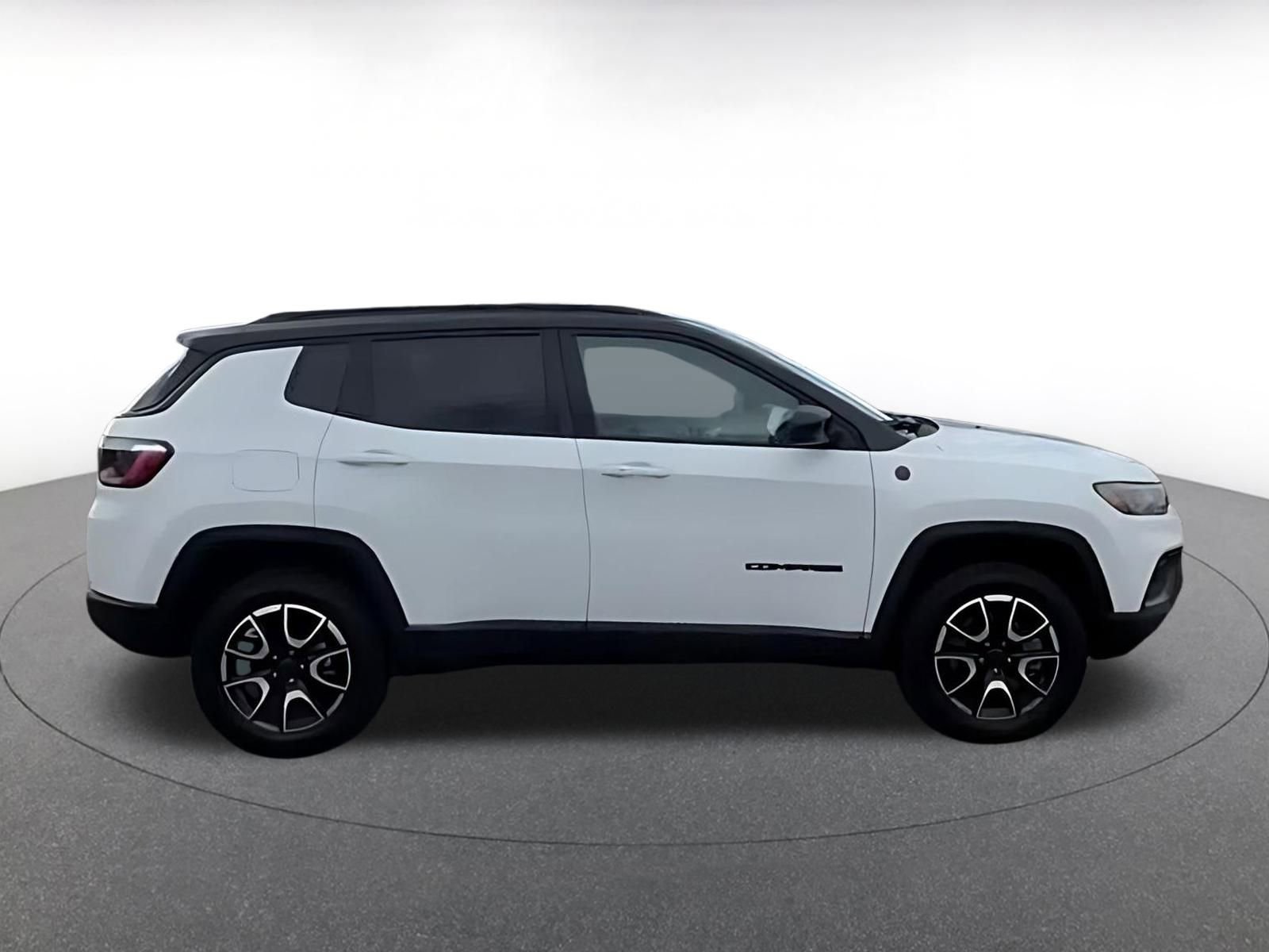 Used 2025 Jeep Compass Trailhawk image 8