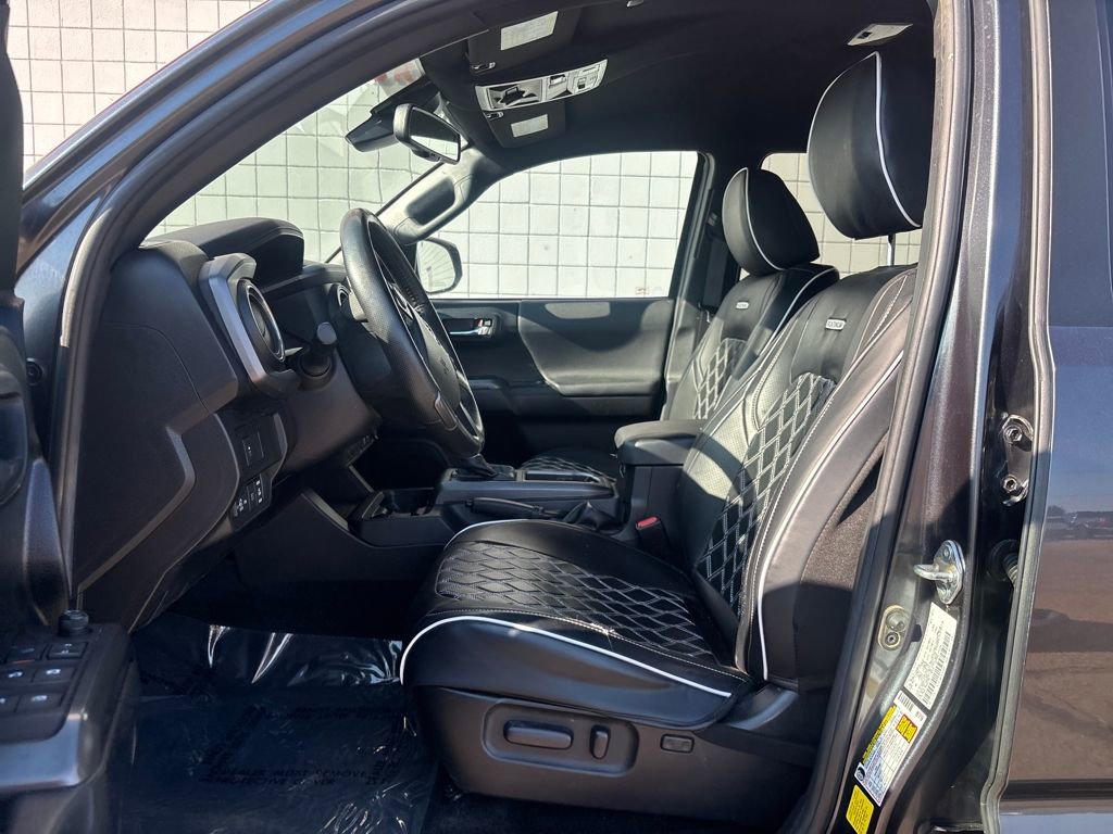 Used 2021 Toyota Tacoma TRD Off-Road w/ Technology Package image 3