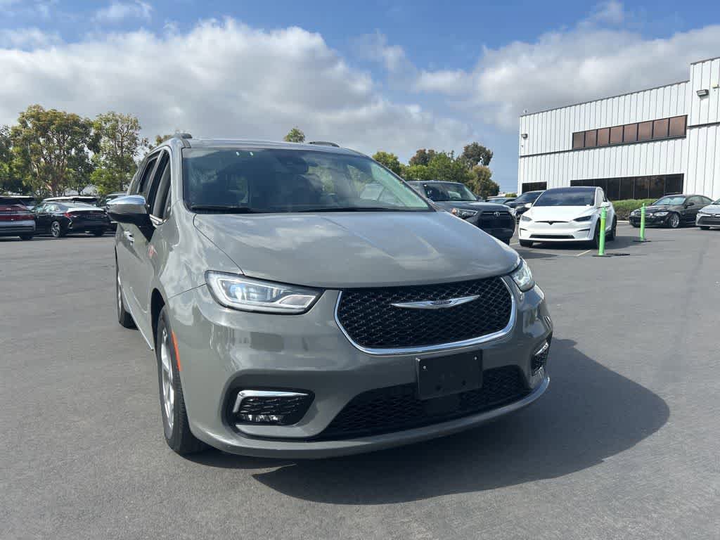 Used 2023 Chrysler Pacifica Limited FWD image 1