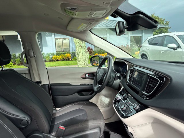 Used 2023 Chrysler Voyager LX FWD image 9
