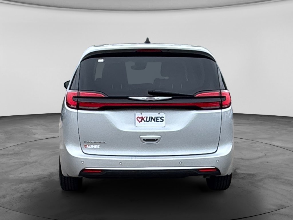 Used 2024 Chrysler Pacifica Touring-L FWD image 8