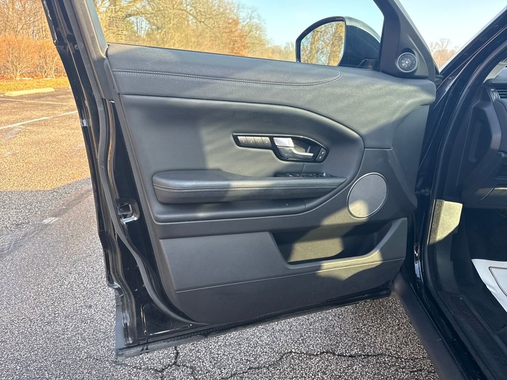 Used 2019 Land Rover Range Rover Evoque SE Premium image 10