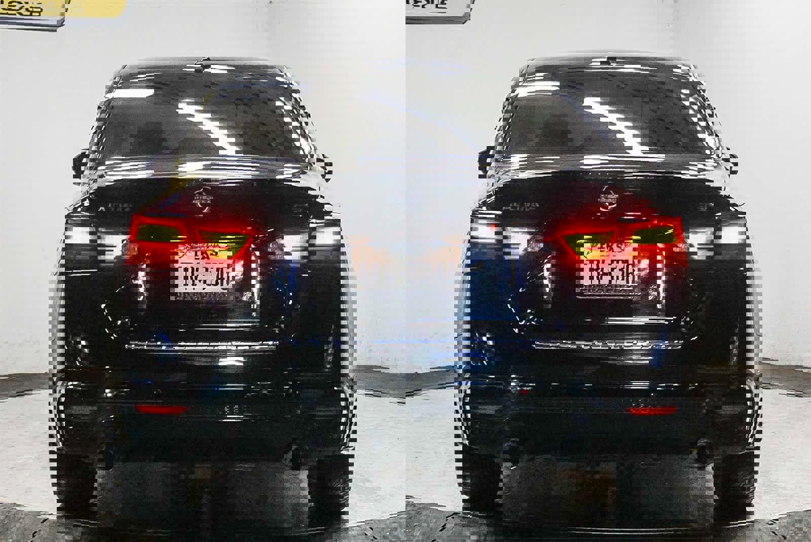 Used 2023 Nissan Altima 2.5 SR w/ SR Premium Package image 3