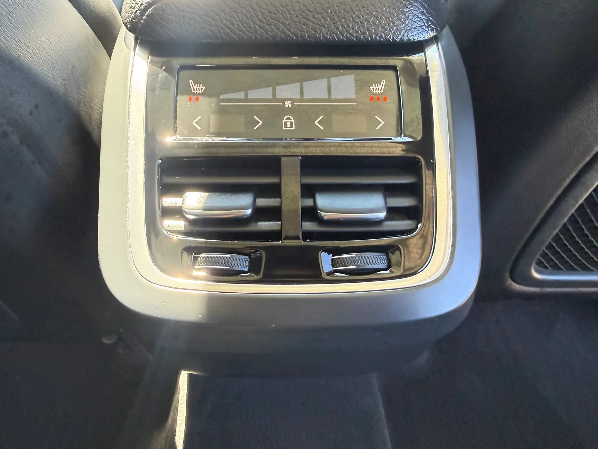 Used 2019 Volvo XC60 T6 Inscription w/ Protection Package Premier AWD/4WD image 26
