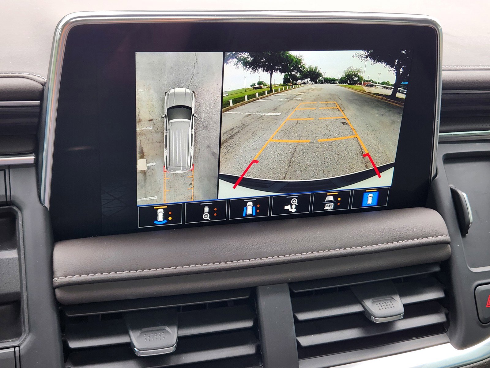 Used 2023 GMC Yukon SLT w/ SLT Premium Package RWD image 8