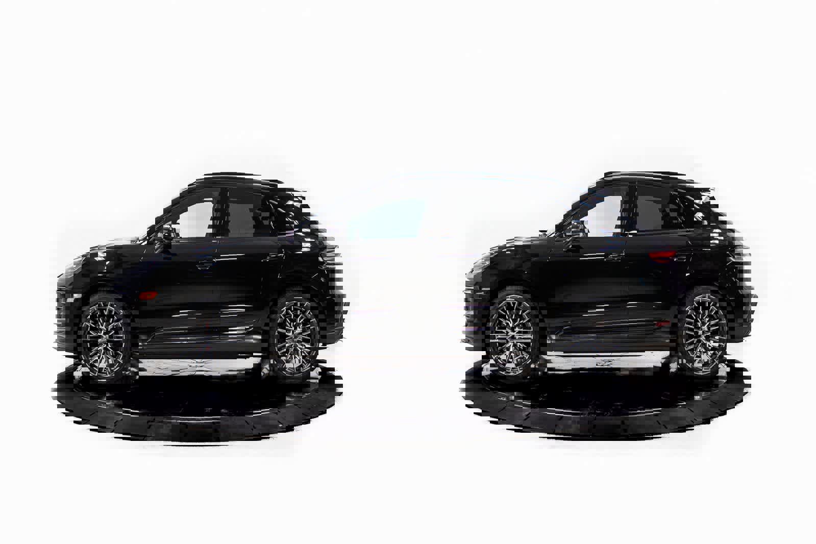 Certified 2025 Porsche Macan image 2