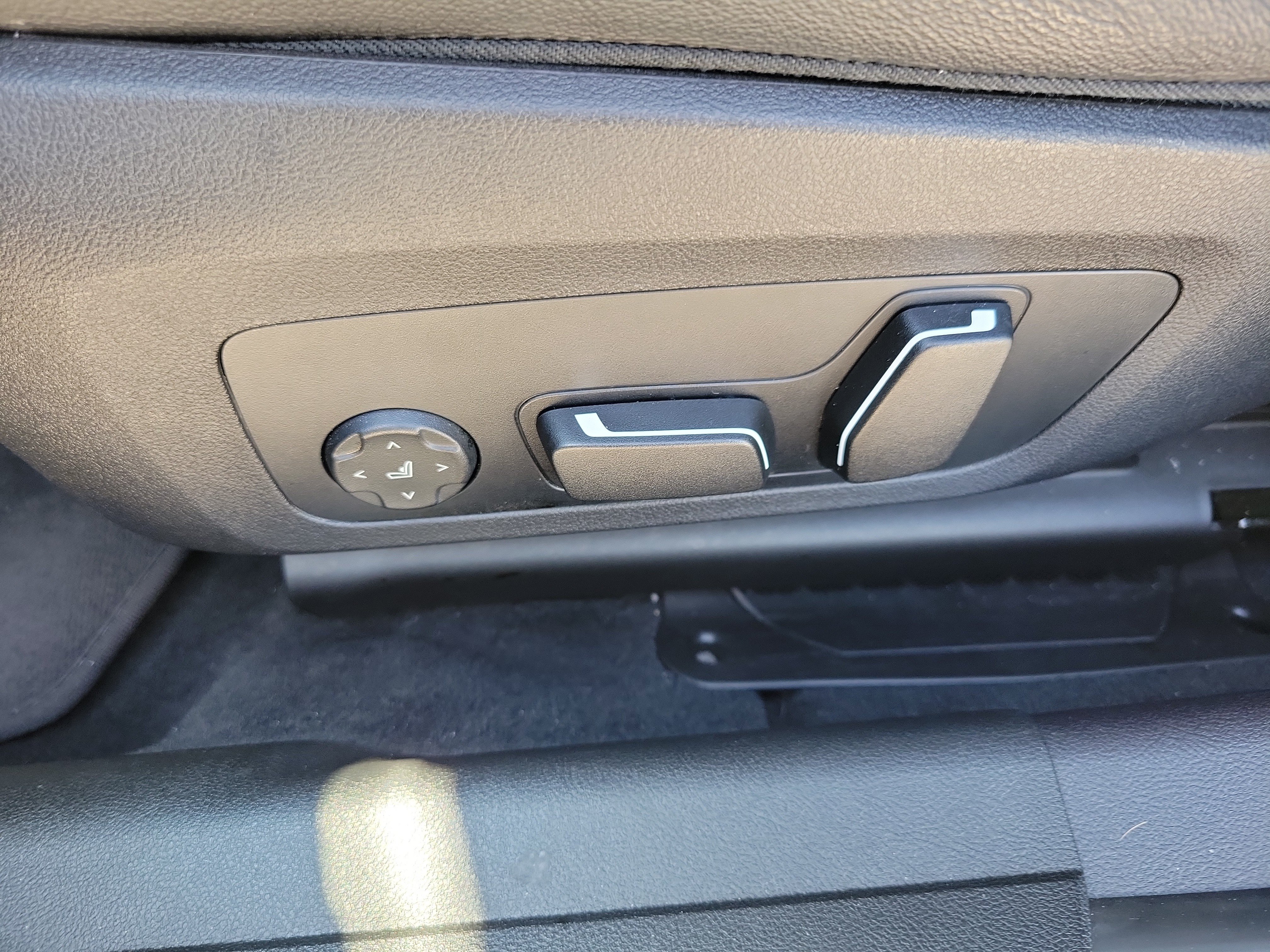 Used 2024 BMW 330i Sedan w/ Convenience Package RWD image 20