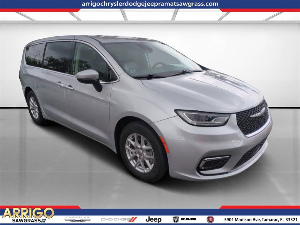 Used 2023 Chrysler Pacifica Touring-L image 1