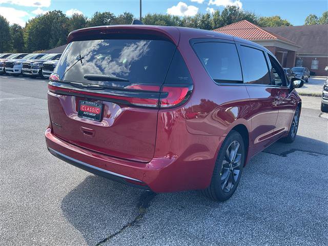 New 2026 Chrysler Pacifica Select image 5