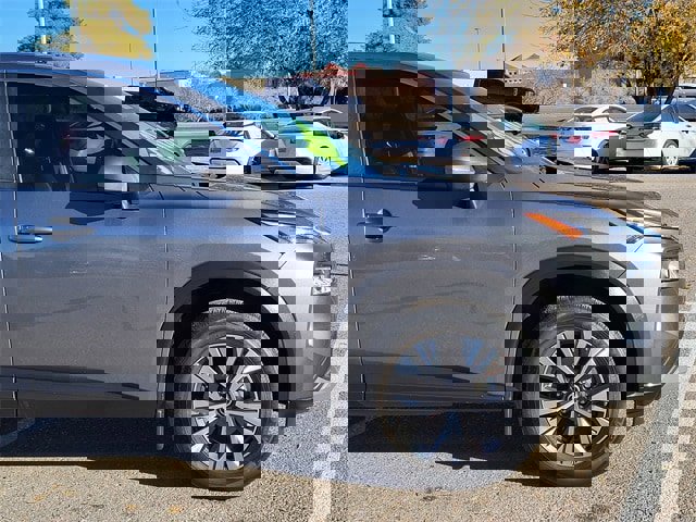 Used 2023 Nissan Rogue SV image 2