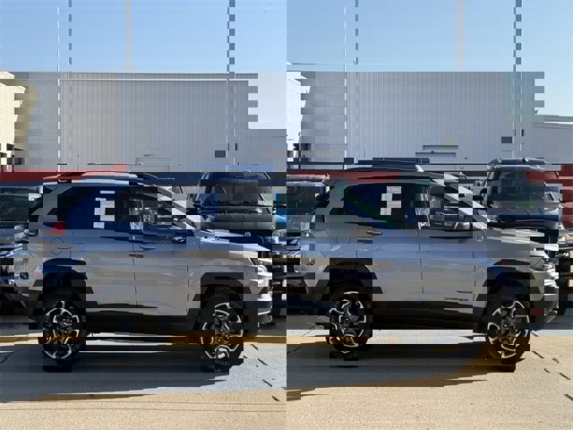 Used 2020 Jeep Cherokee Trailhawk w/ Comfort/Convenience Group image 3