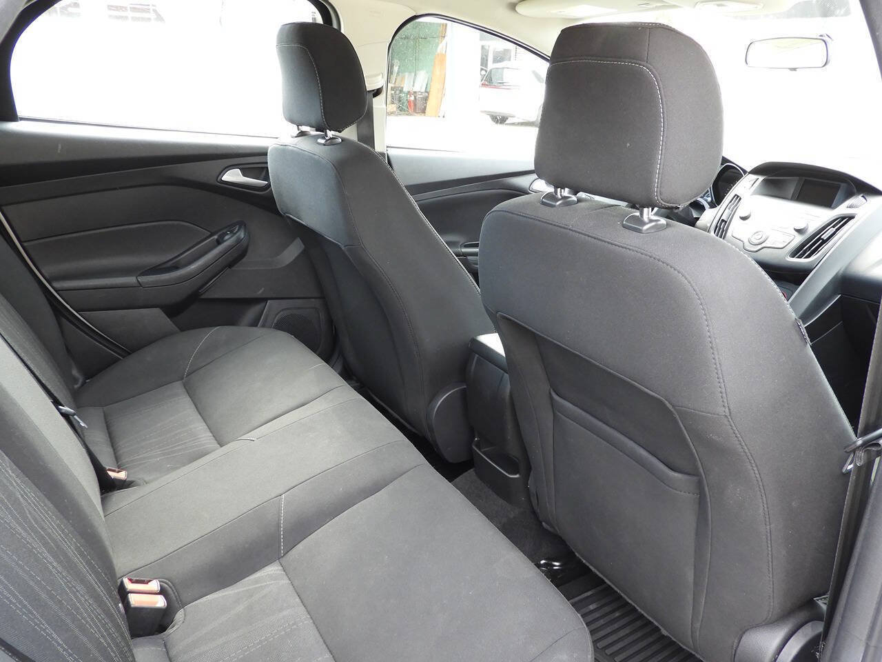 Used 2018 Ford Focus SE w/ Cold Weather Package FWD image 27