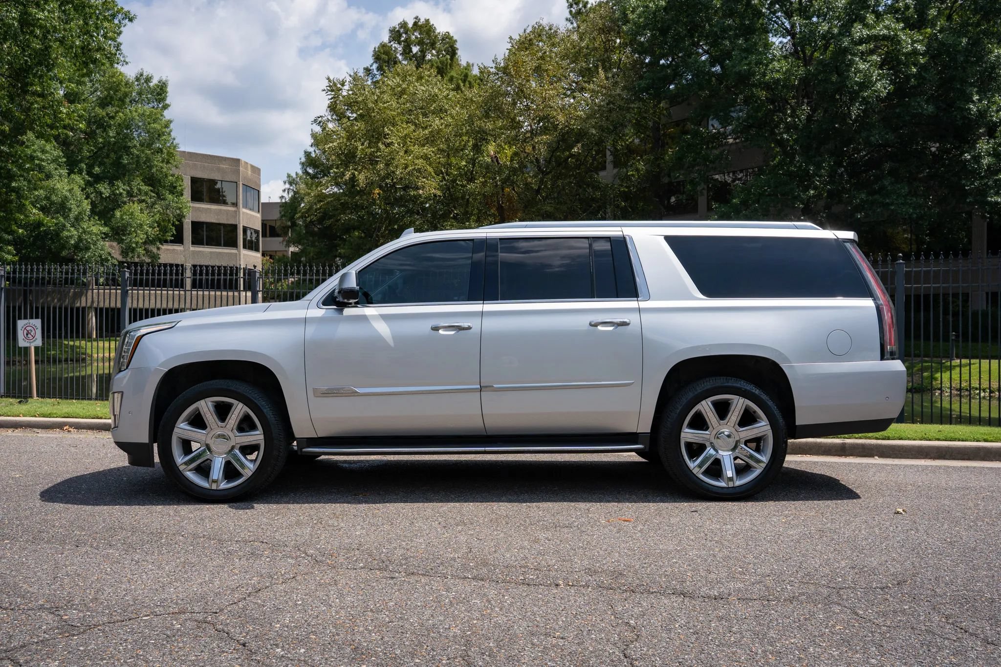 Used 2018 Cadillac Escalade ESV Luxury RWD image 9