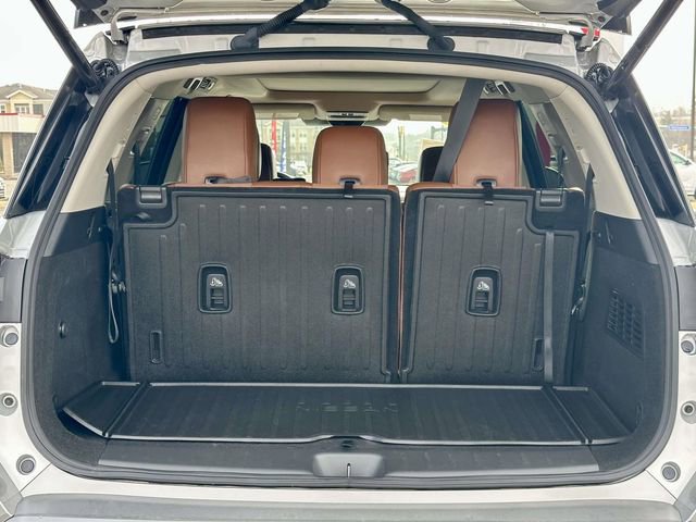 Used 2024 Nissan Pathfinder Platinum w/ Black Appearance Package image 11