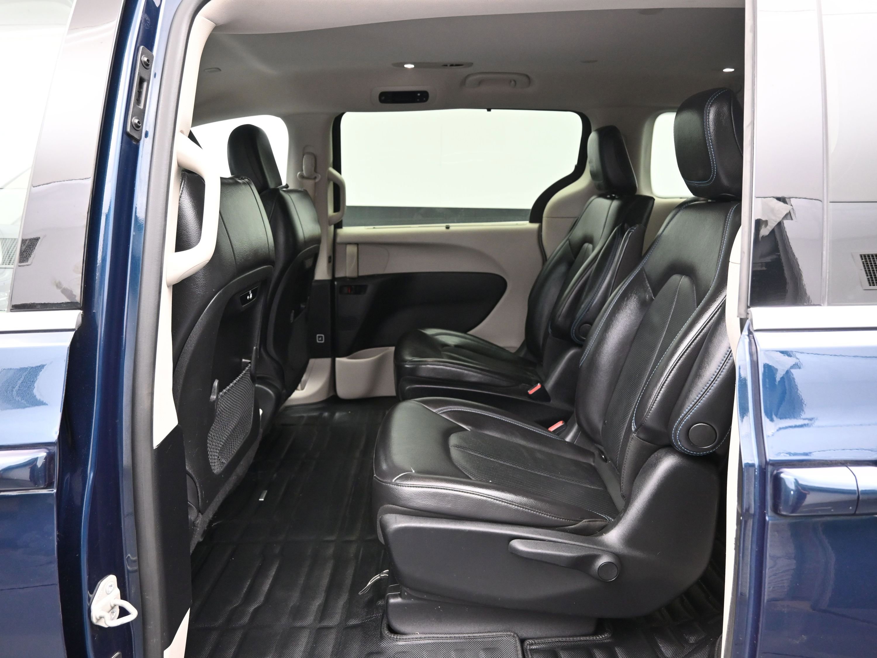 Used 2021 Chrysler Pacifica Touring-L image 11