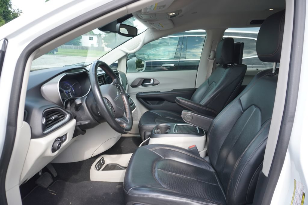 Used 2020 Chrysler Pacifica Touring-L Plus w/ Tire & Wheel Group FWD image 2