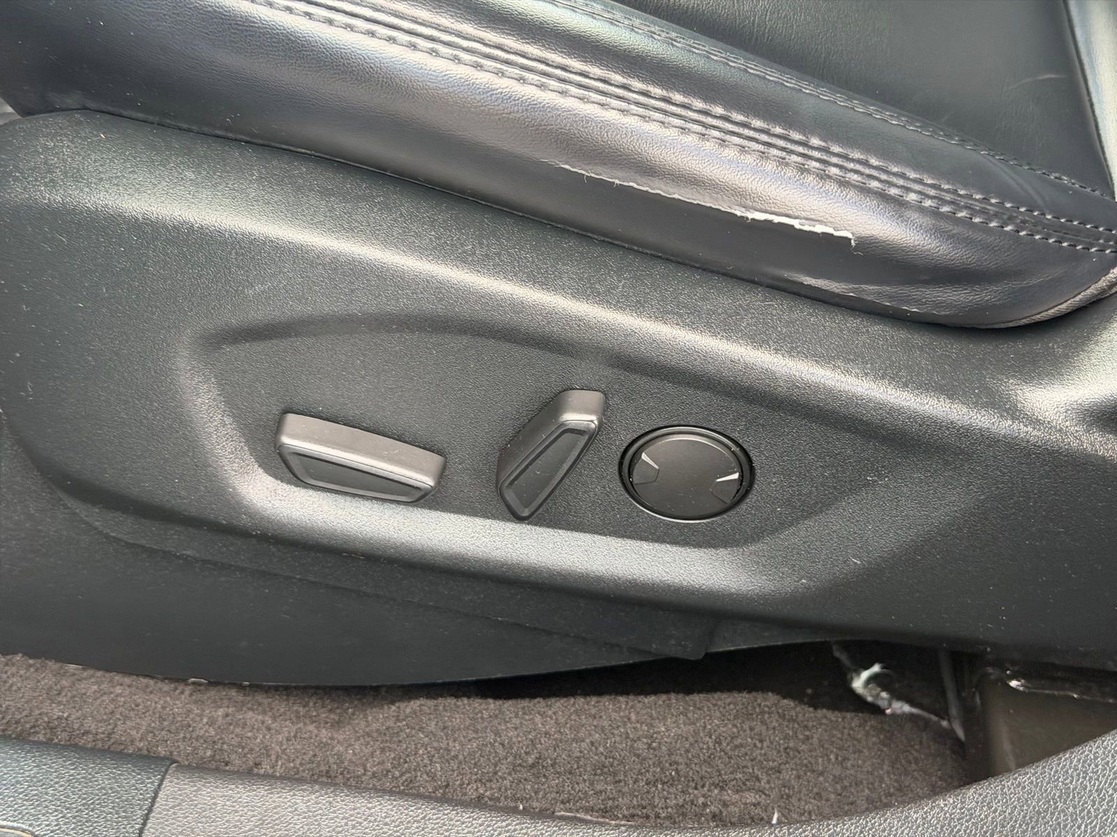 Used 2019 Ford Explorer XLT w/ Equipment Group 202A AWD/4WD image 14