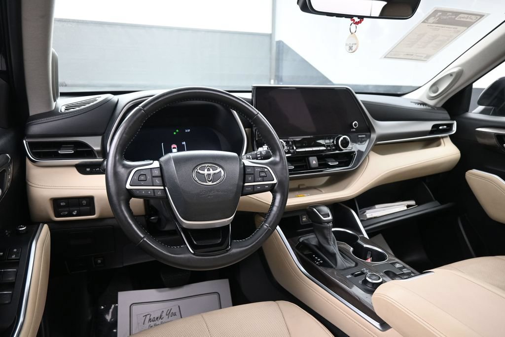 Used 2024 Toyota Highlander Limited AWD/4WD image 23
