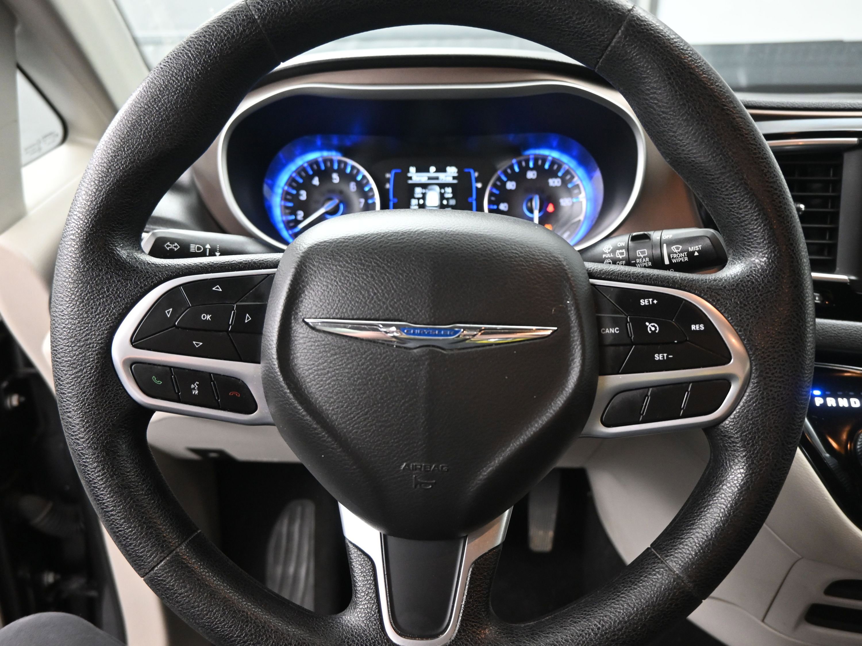 Used 2020 Chrysler Voyager L image 11