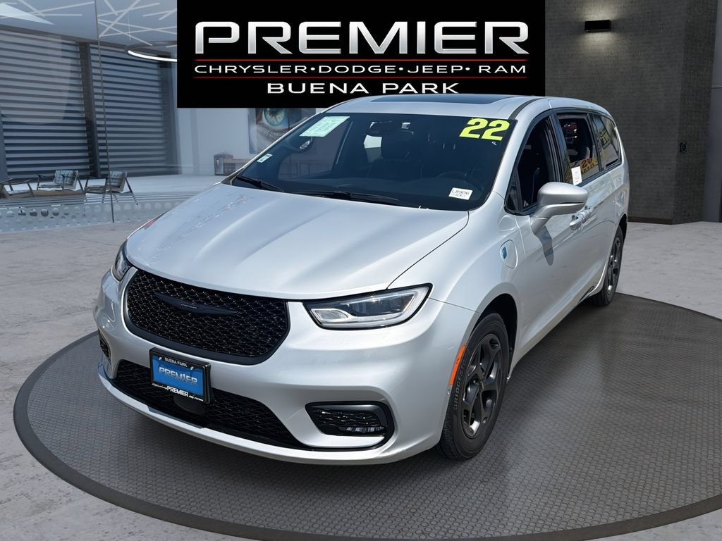Used 2022 Chrysler Pacifica Limited w/ Uconnect Theater Family Group