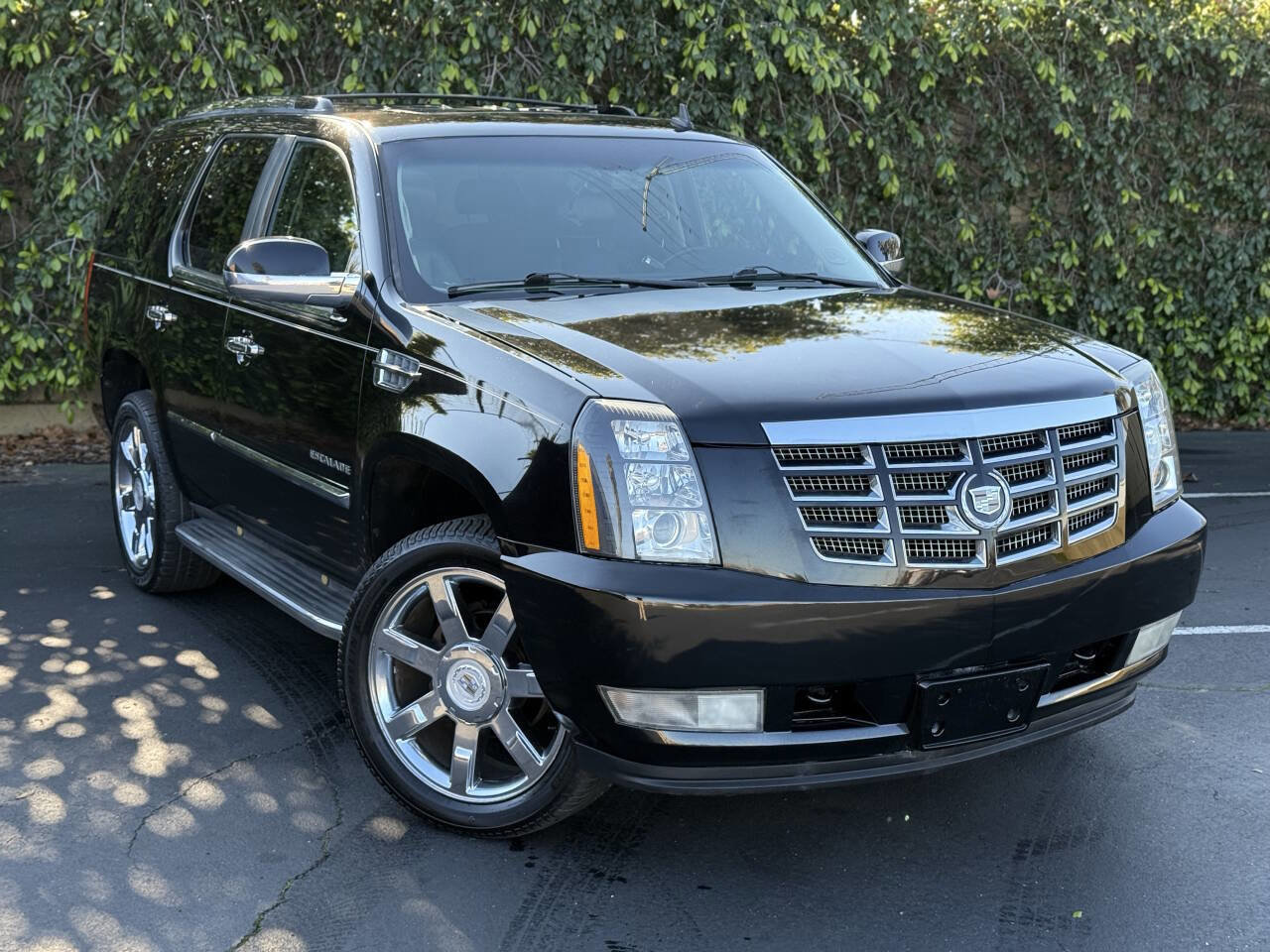 Used 2010 Cadillac Escalade Luxury image 3