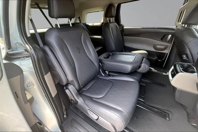 Used 2026 Kia Carnival EX FWD image 24