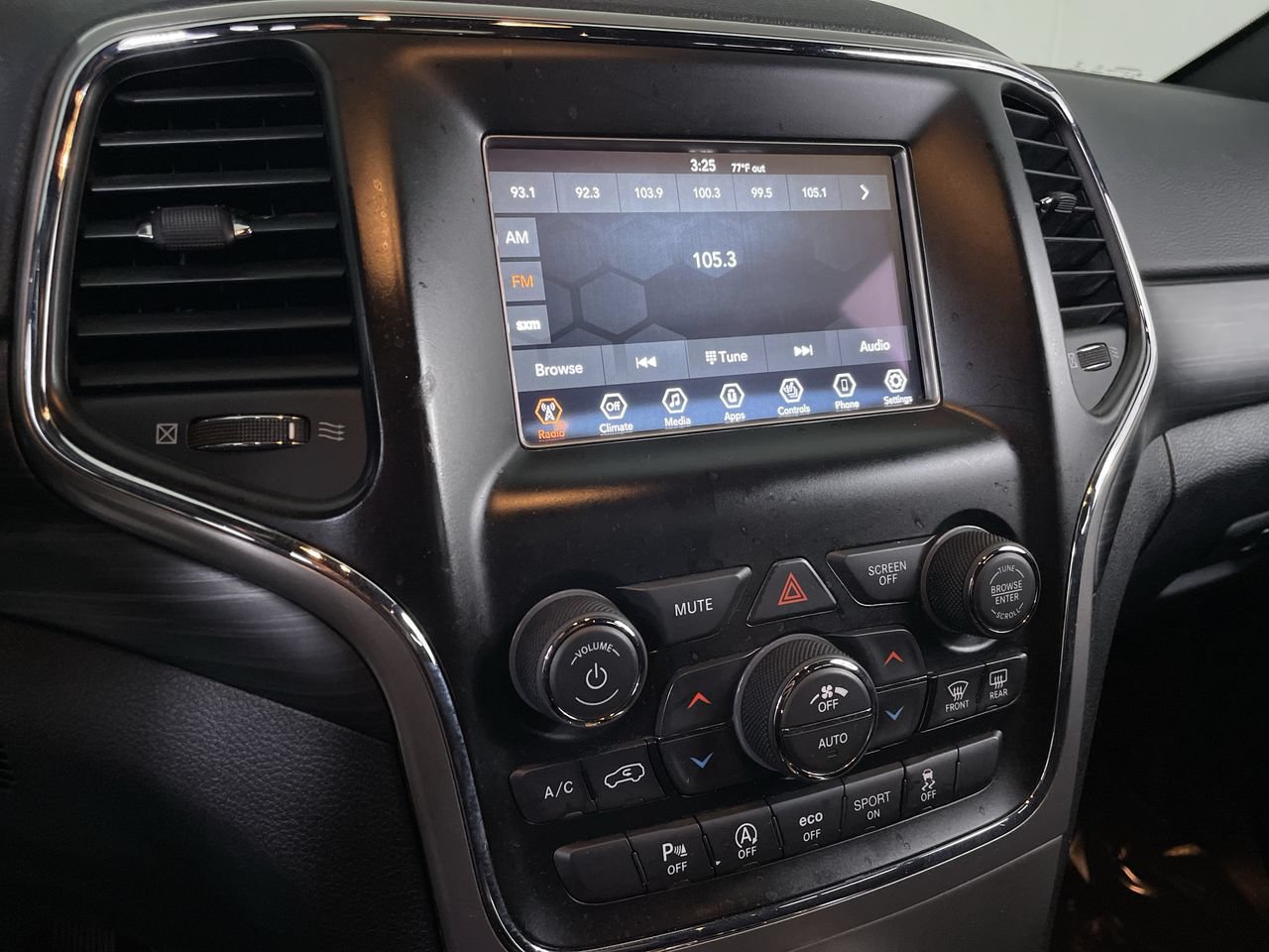 Used 2021 Jeep Grand Cherokee Laredo w/ Security & Convenience Group AWD/4WD image 14
