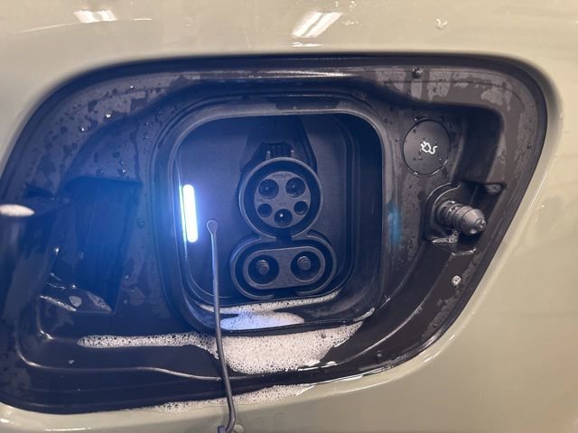 Used 2023 Volvo XC40 Recharge Plus image 12