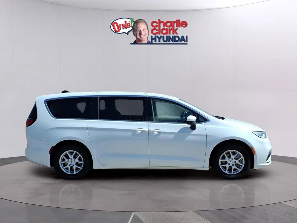 Used 2023 Chrysler Pacifica Touring-L image 6