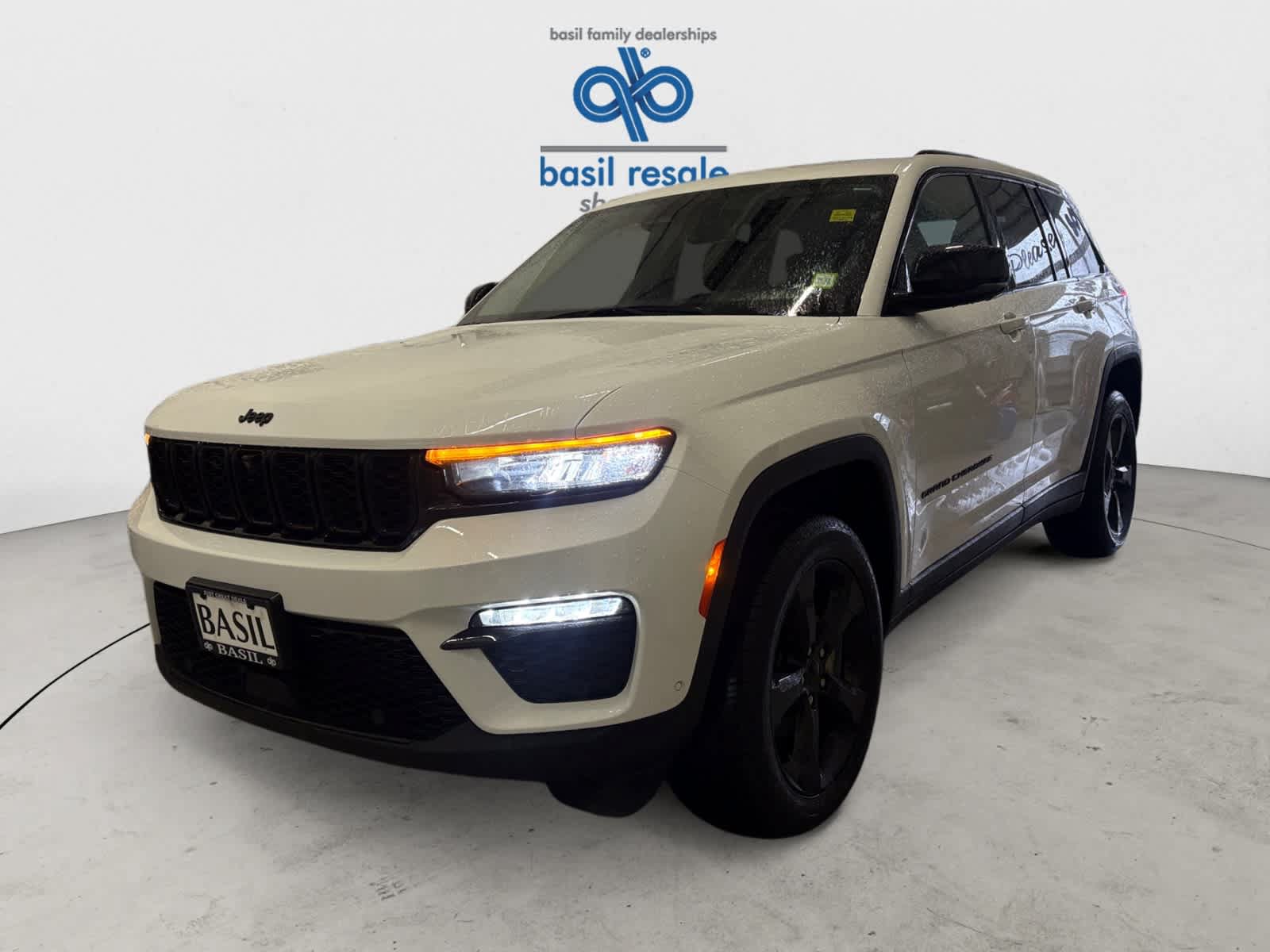 Used 2023 Jeep Grand Cherokee Limited w/ Luxury Tech Group II AWD/4WD image 2