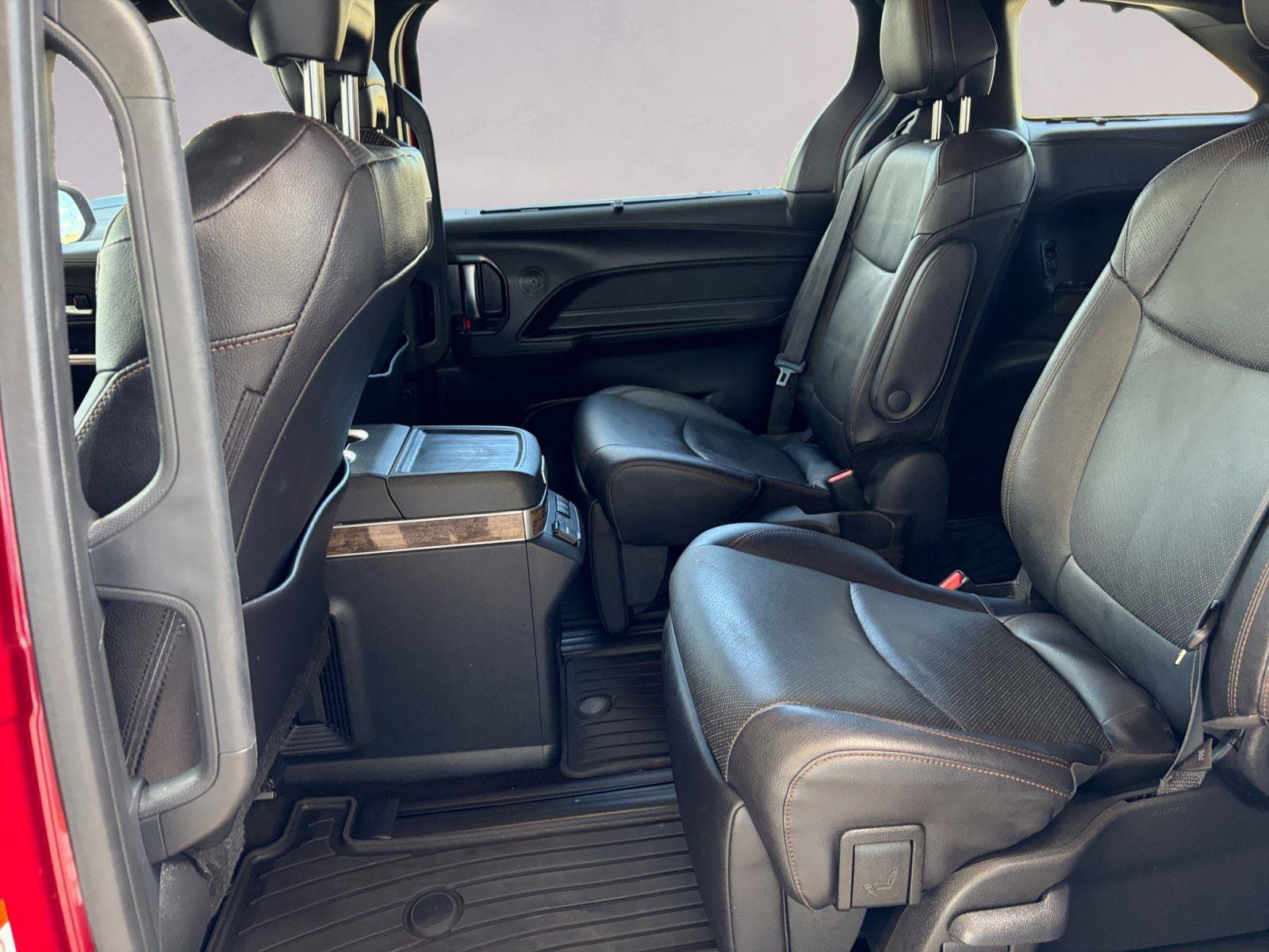 Used 2025 Toyota Sienna Platinum FWD image 13