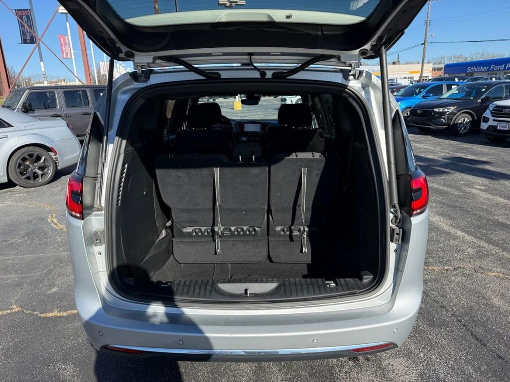 Used 2023 Chrysler Pacifica Touring image 7