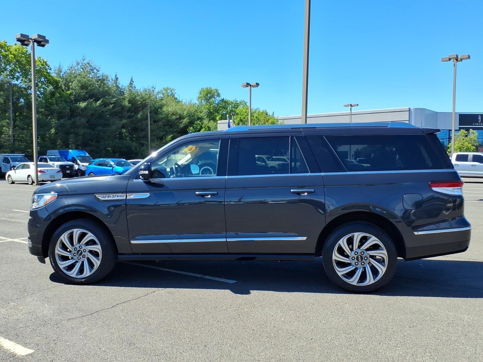 Used 2024 Lincoln Navigator L Reserve AWD/4WD image 4