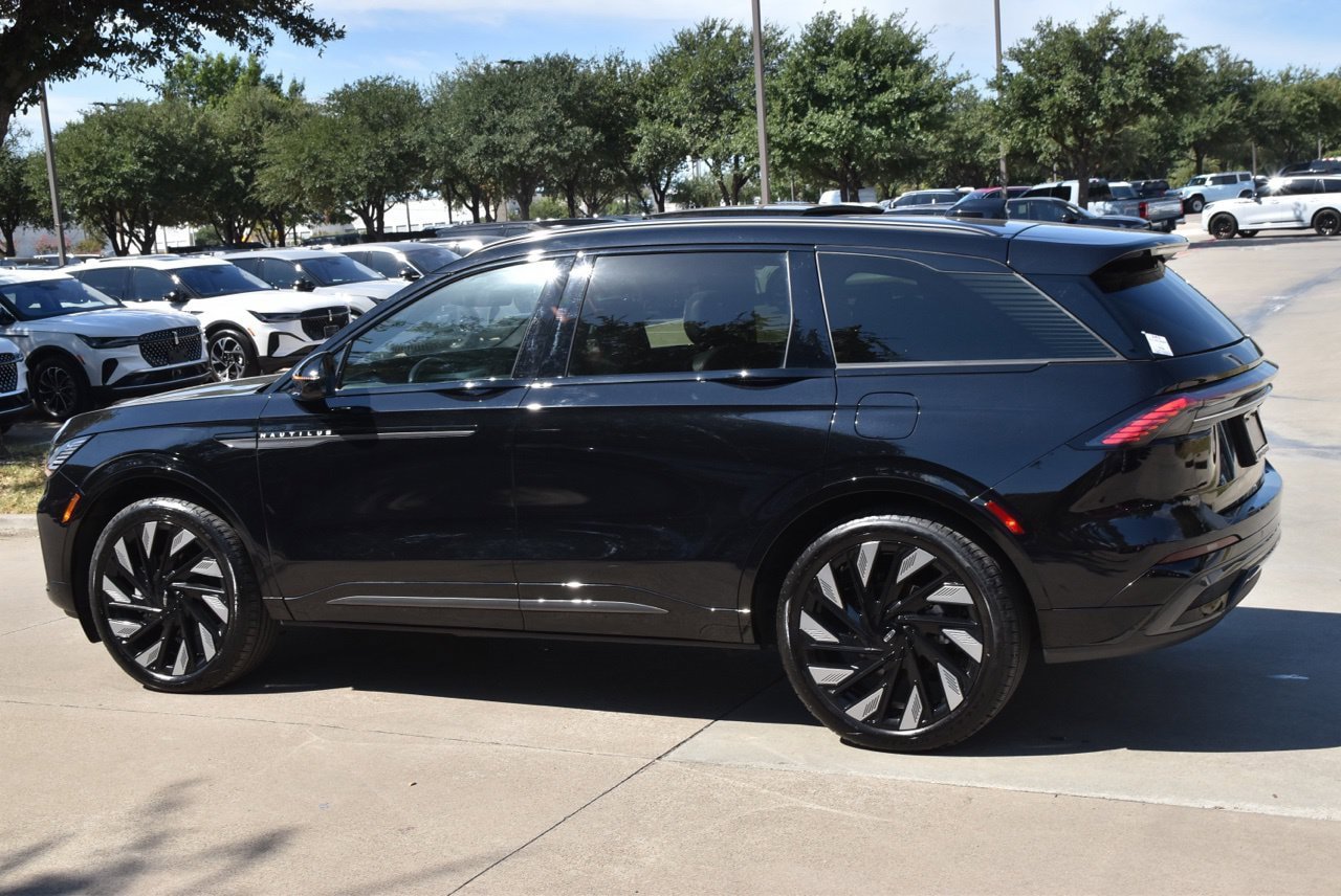 Certified 2025 Lincoln Nautilus Reserve w/ Jet Appearance Package AWD/4WD image 11