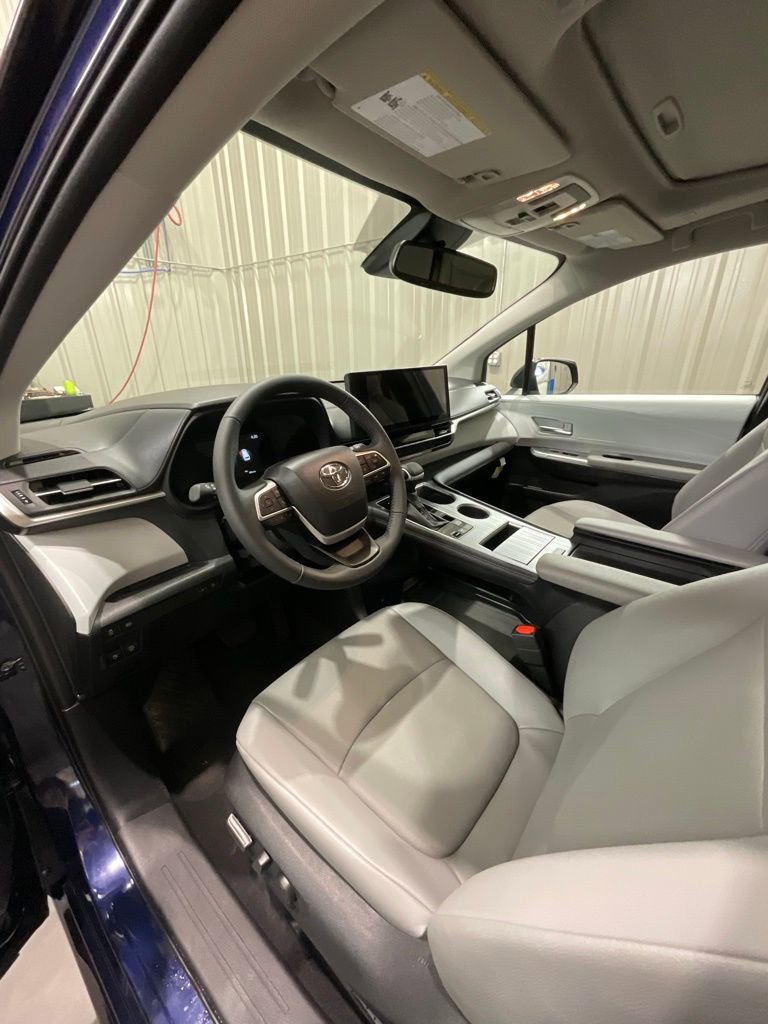 Used 2026 Toyota Sienna XLE image 9