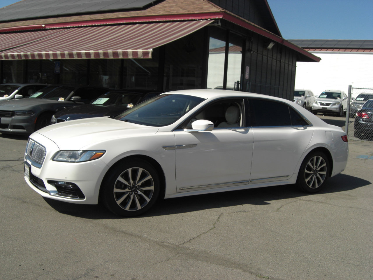 Used 2017 Lincoln Continental Premiere image 4