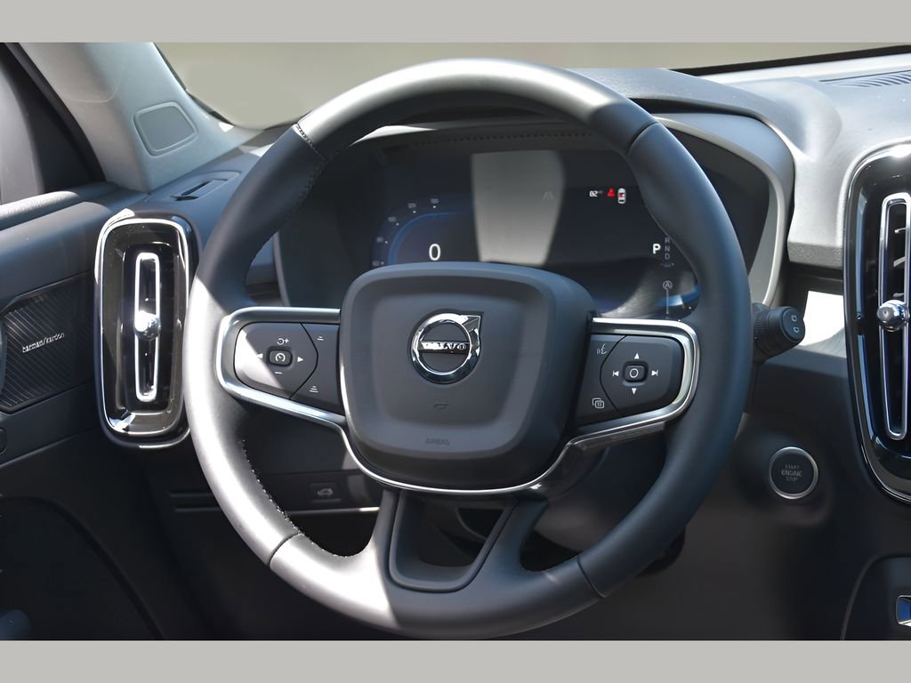 Certified 2025 Volvo XC40 B5 Ultra w/ Protection Package Premier image 16